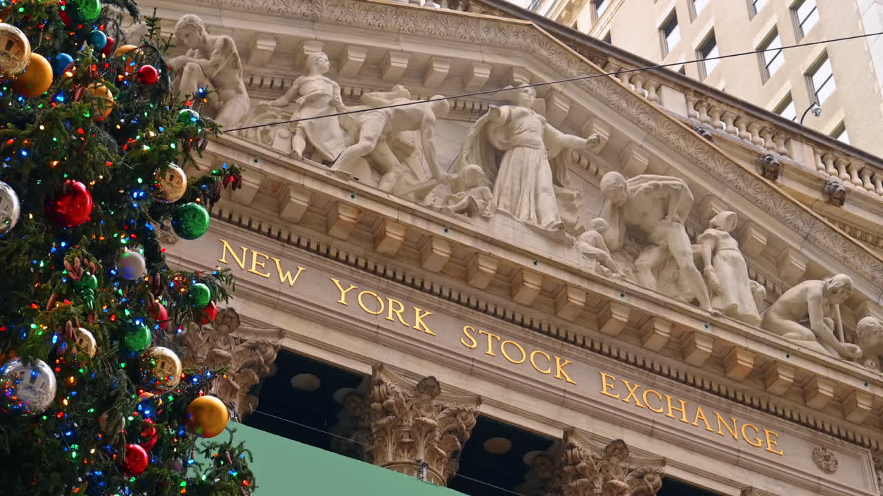 New York, USA, 5. december 2025: Nærbillede af juletræspynt og NYSE-facade. Det pyntede juletræ