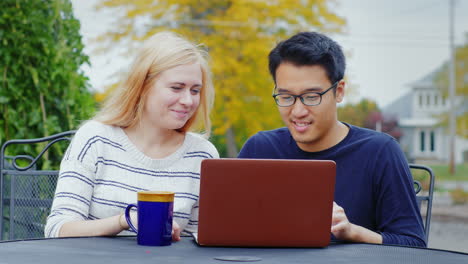 Los-Estudiantes-Trabajan-Con-Una-Computadora-Portátil-En-La-Mesa-De-Un-Café-De-Verano-4