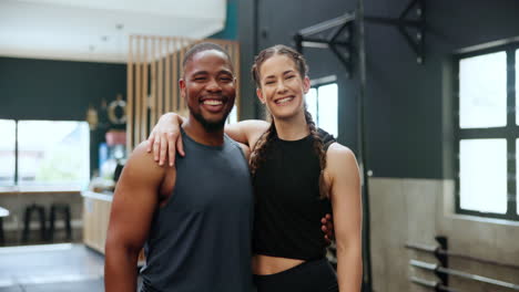 una pareja sonriendo en el gimnasio.