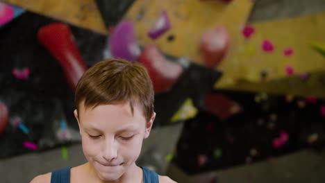 niño adolescente bebiendo agua en un gimnasio cubierto