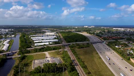 Eine-Tolle-Drohnenaufnahme-Von-Boynton-Beach,-Florida,-Entlang-Der-Interstate-95