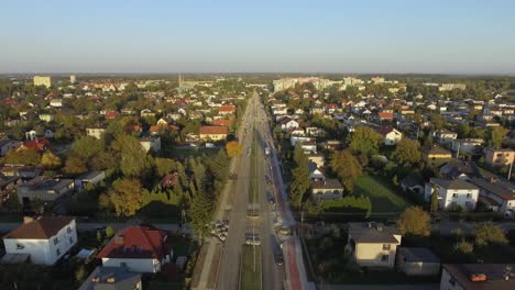 Toma-Aérea-De-Una-Carretera-En-Construcción-En-Una-Pequeña-Ciudad-Europea-Durante-La-Puesta-De-Sol