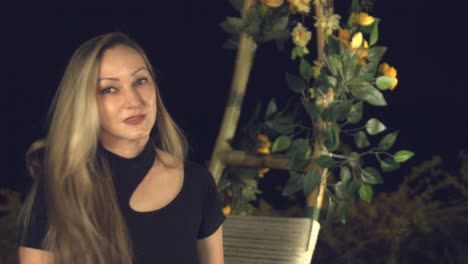bonita mujer rubia gira en cámara lenta y se ve seductora