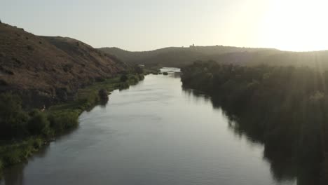 drone vuela sobre un hermoso río en marruecos llamado oum rabii con vistas a boulaouane kasbah