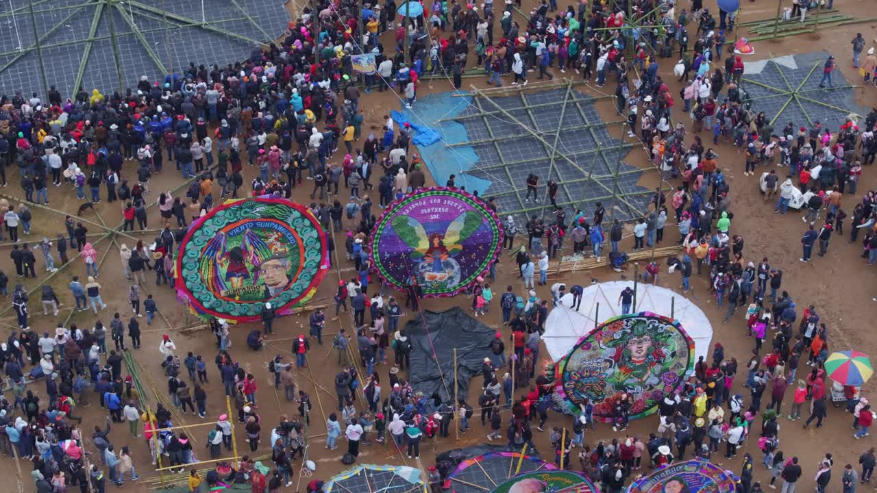 Vista aerea di un vivace festival di aquiloni con una folla numerosa a Sumpango Sacatepéquez, Guatemala.