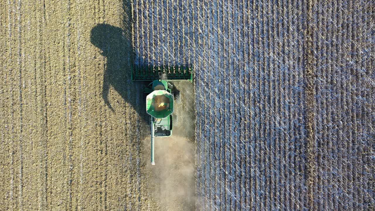 vista aérea de las cosechas combinadas en un campo