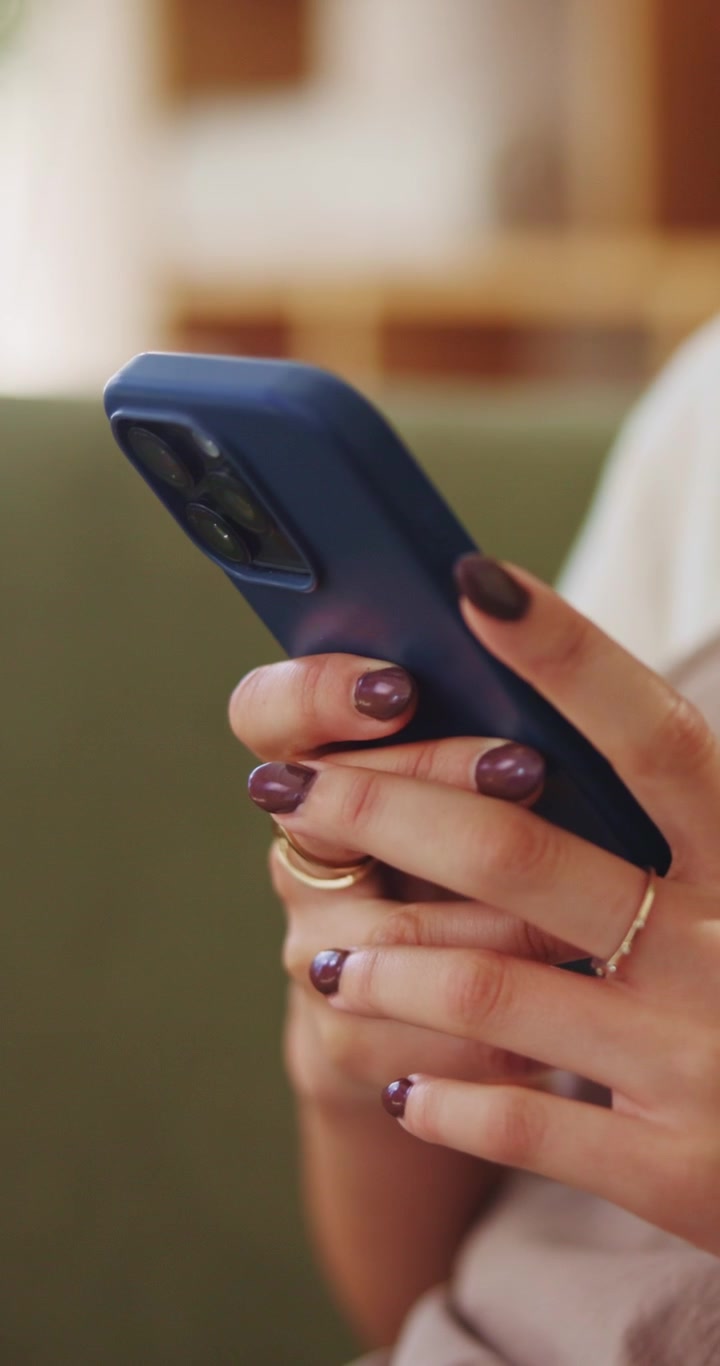 Primo piano di una donna che usa lo smartphone