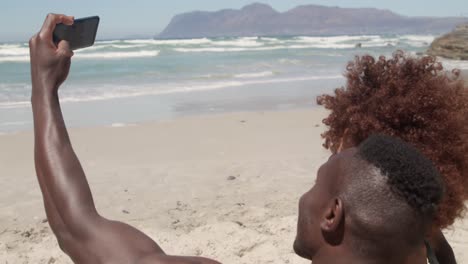 pareja tomando una selfie con teléfono móvil en la playa 4k