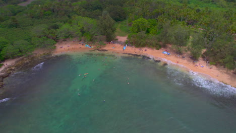 Vista-Aérea-De-La-Playa-De-Hale&#39;iwa-En-Oahu-Hawaii-Con-Surfistas