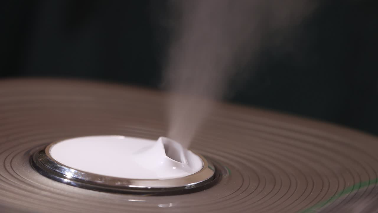 증기가 공습기에서 나옵니다.