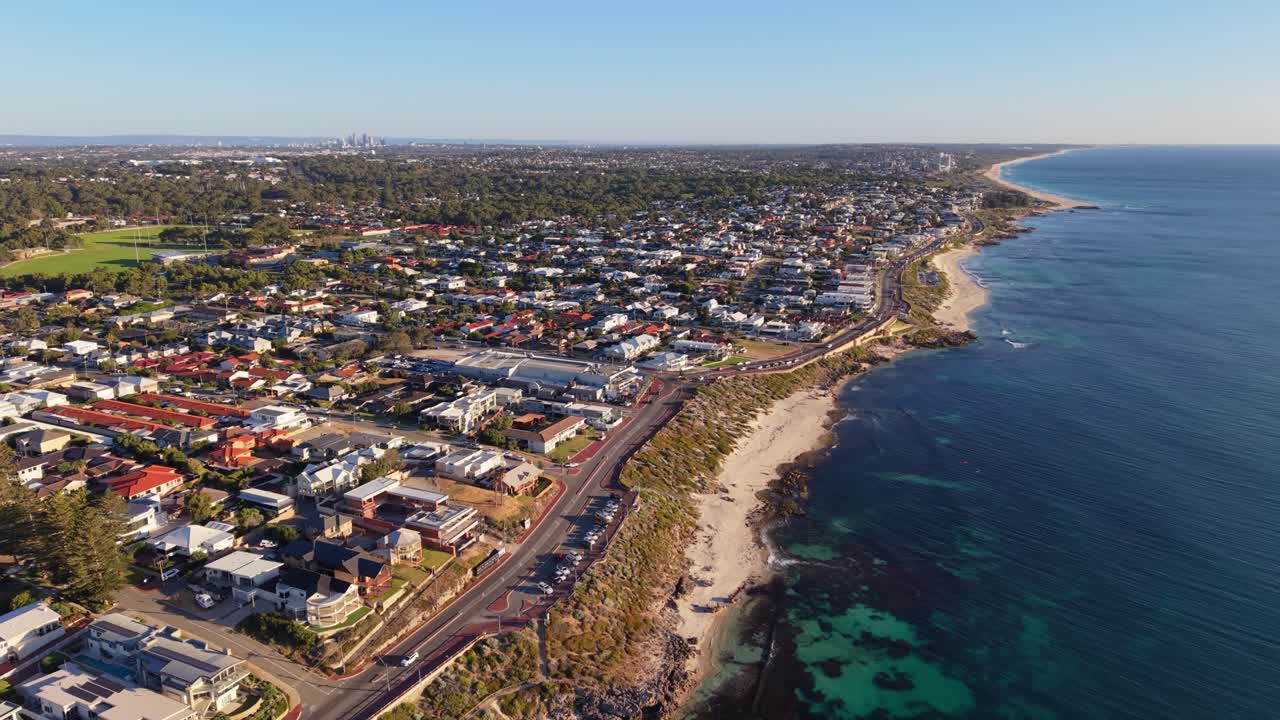 Chuyến bay bằng thiết bị bay không người lái (drone) trên Bãi biển Mettams ở Perth, Tây Úc. Thành phố ở phía sau.