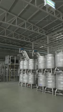almacén con barriles de metal