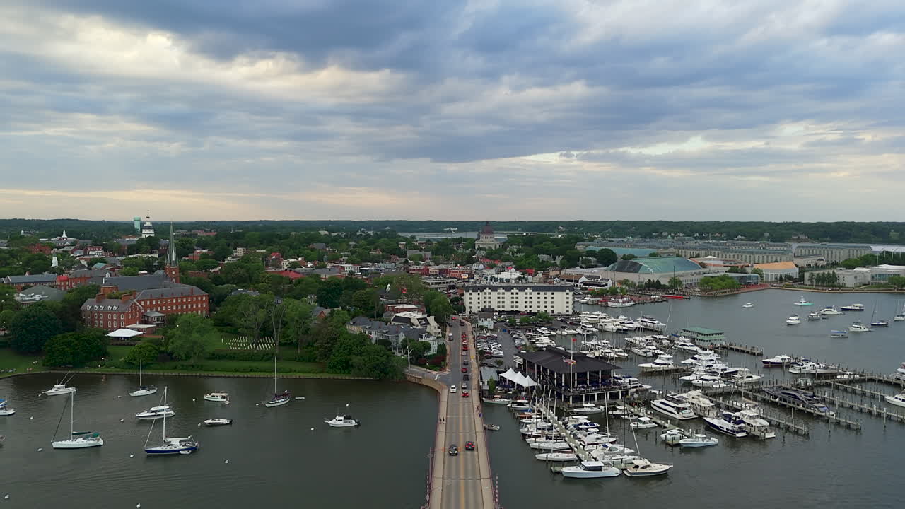 Vista aerea del ponte di Spa Creek al tramonto ad Annapolis, Maryland - Ripresa con drone