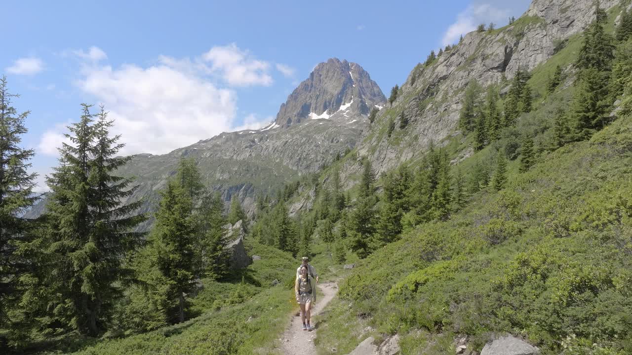 retiro frontal de exploradores en el pintoresco paisaje alpino del mont blanc, rodeado de altas cadenas montañosas y senderos serenos en el bosque