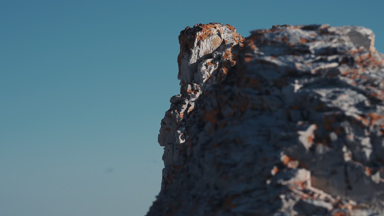 노르웨이-1에 있는 트롤홀름순드 해변의 바위투성이 돌로마이트 석조 구조물의 클로즈업 보기