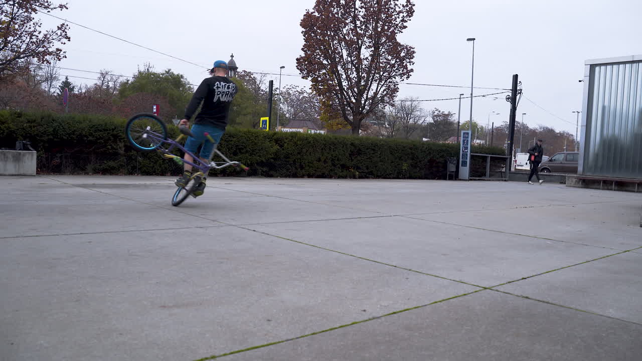 bmx 자전거를 타는 남자, 스케이트파크에서 회전하는 강압기 묘기