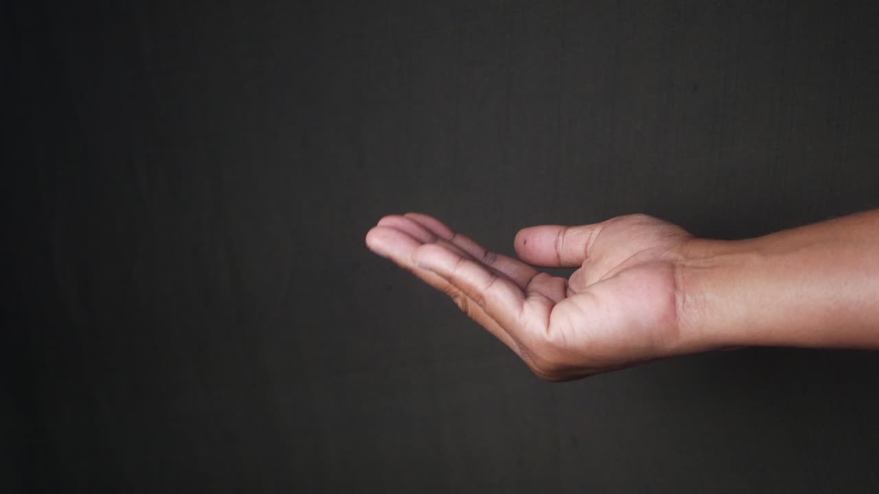 손바닥이 위로 향한 열린 손의 클로즈업 이미지, 손은 카메라 쪽으로 어져 있습니다.