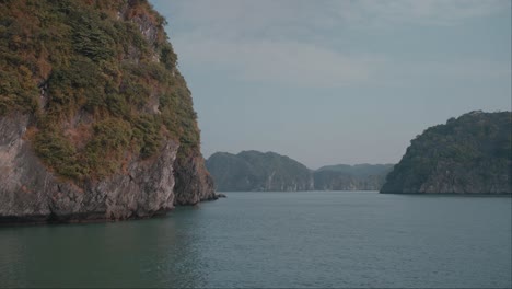 Sailing-Towards-Towering-Limestone-Karsts-In-Lan-Ha-Bay-Over-Calm-Seascape-Waters,-Vietnam