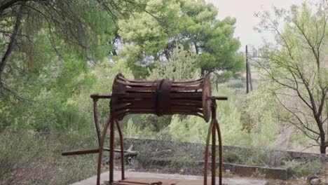 toma panorámica de una antigua casa abandonada, ubicada en kifissia, atenas, grecia en un día de otoño 120fps