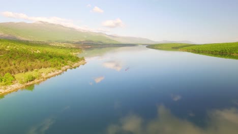 Schöne-Reflexion-Von-Wolken-In-Einem-Ruhigen-See