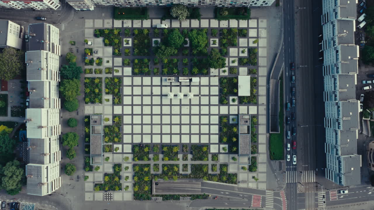 Vista Aérea de uma Praça Urbana Moderna com Jardins