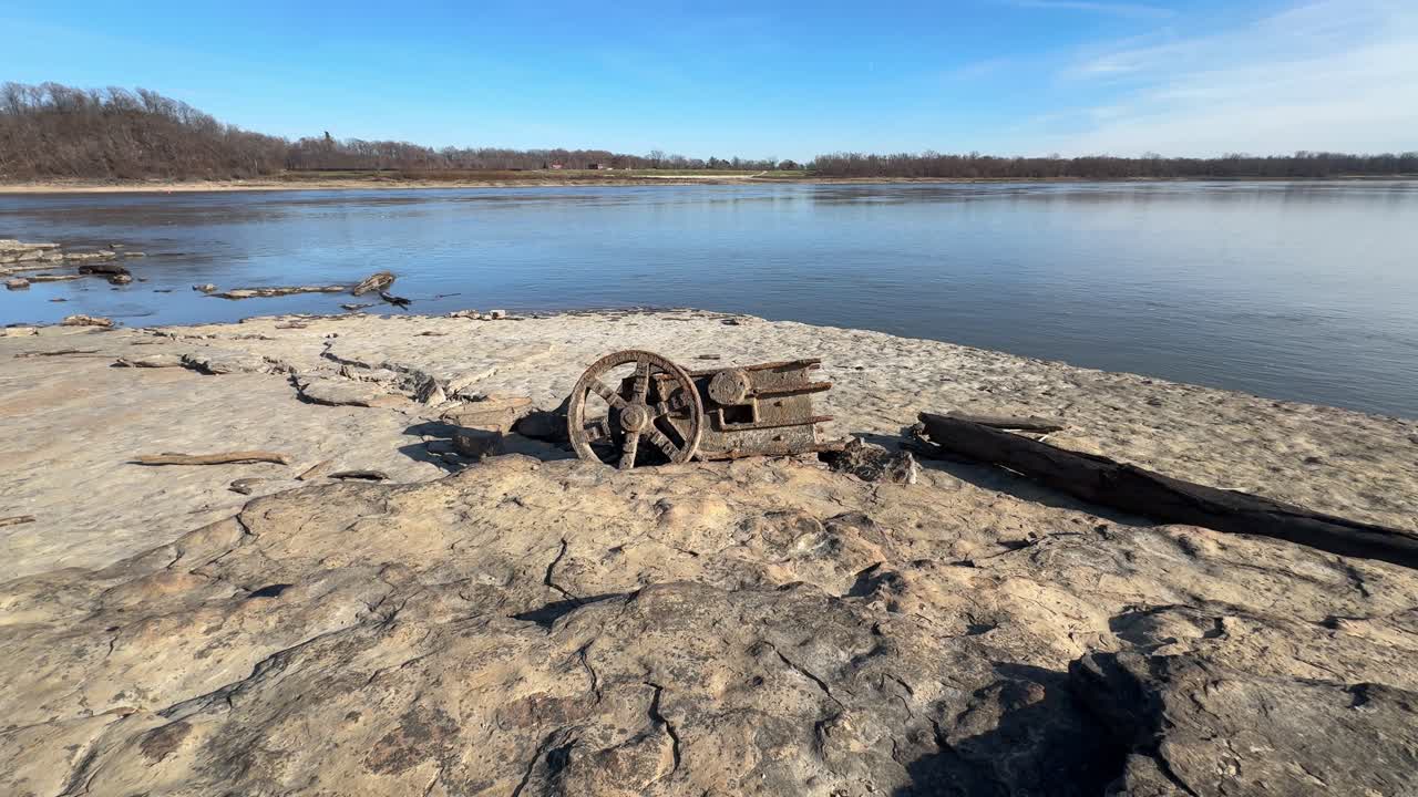 Attrezzatura abbandonata di cava di roccia lungo il fiume Mississippi
