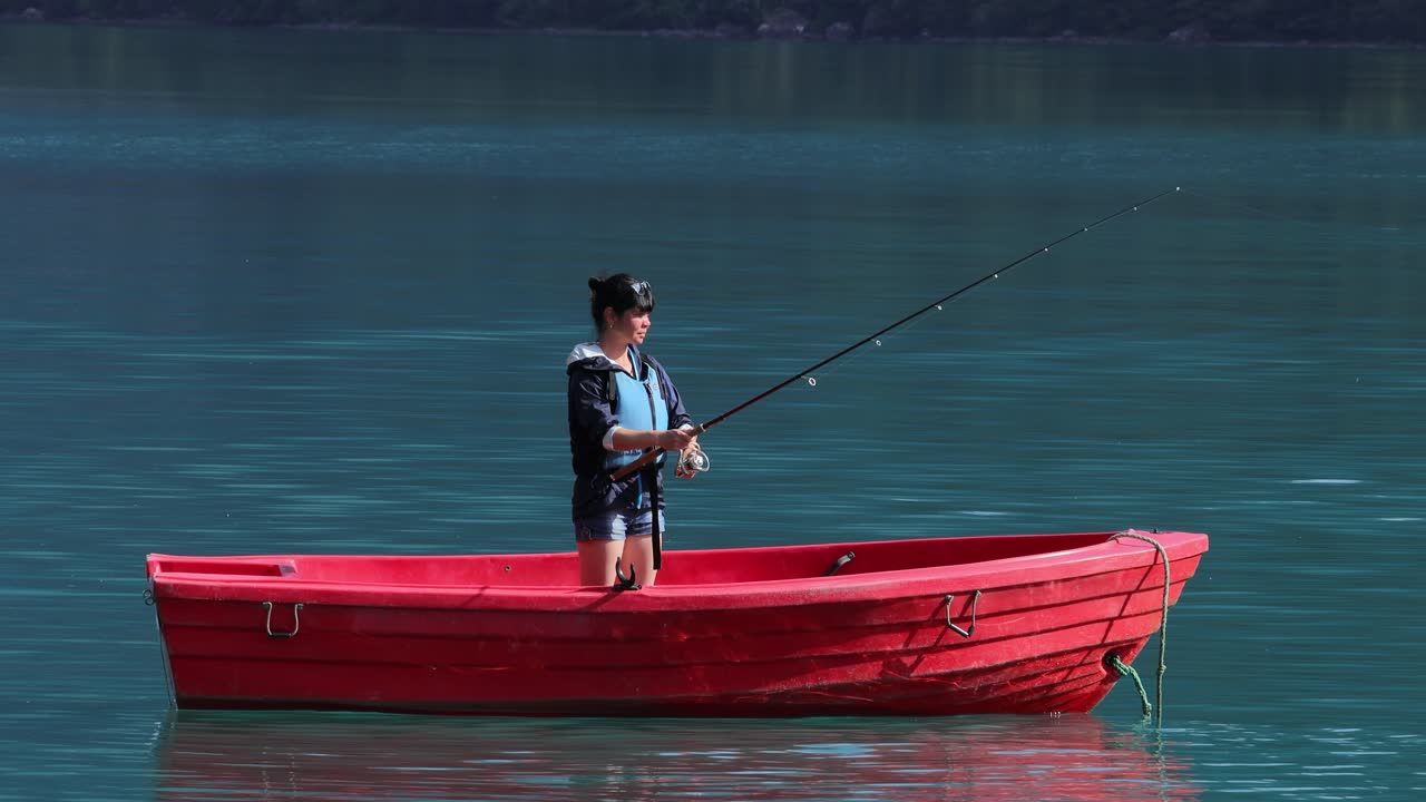 보트에 있는 여자가 노르웨이에서 물고기를 잡습니다.