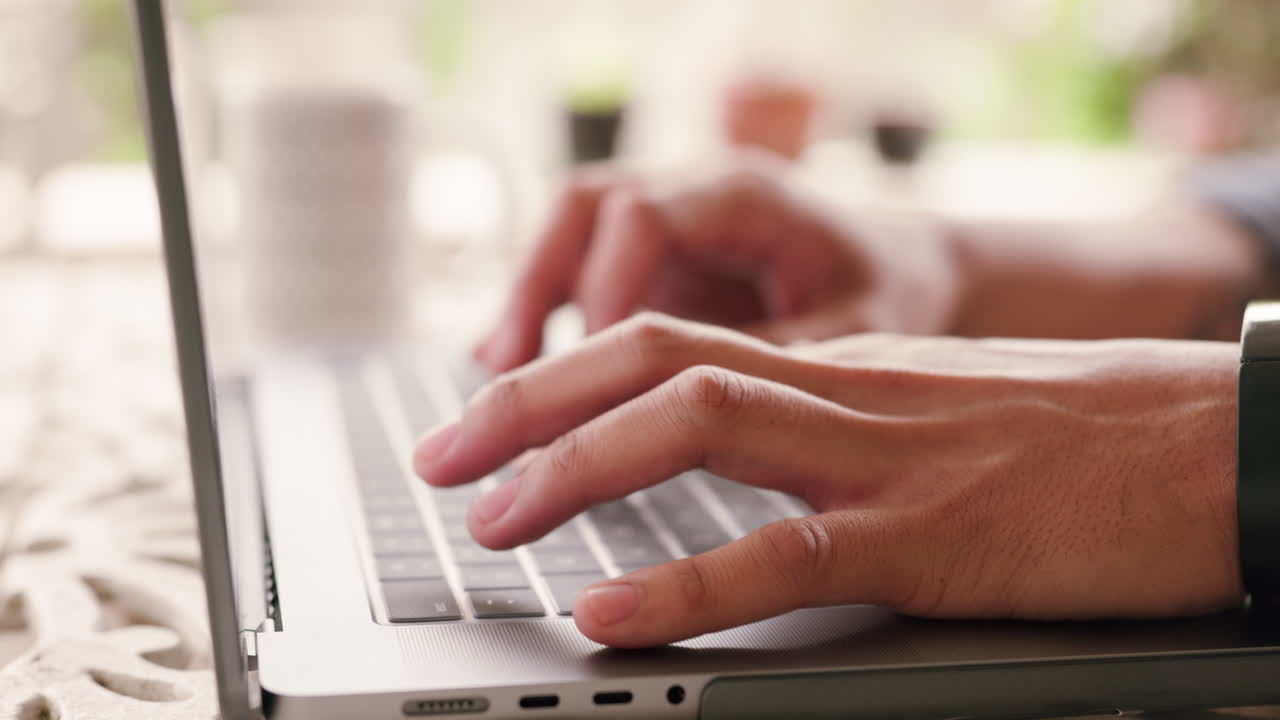periodista escribiendo un informe en una computadora portátil
