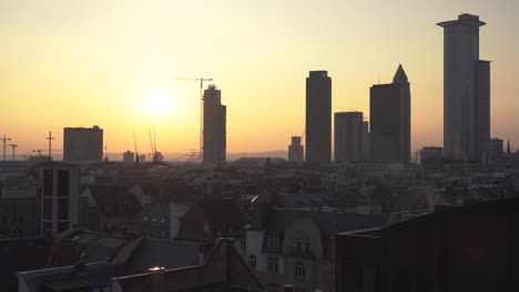 Horizonte-De-La-Ciudad-De-Frankfurt-Am-Main-Durante-La-Hermosa-Puesta-De-Sol,-Alemania