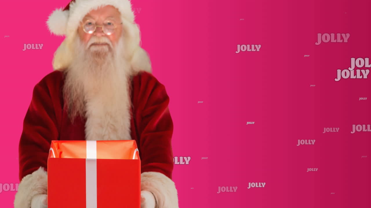 animación de texto alegre en blanco, con santa sonriente sosteniendo el regalo de navidad en fondo rosa