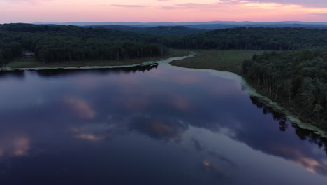 Bunter-Sonnenuntergang,-Der-Sich-Auf-Dem-Wasser-In-Den-Pocono-Mountains-Spiegelt