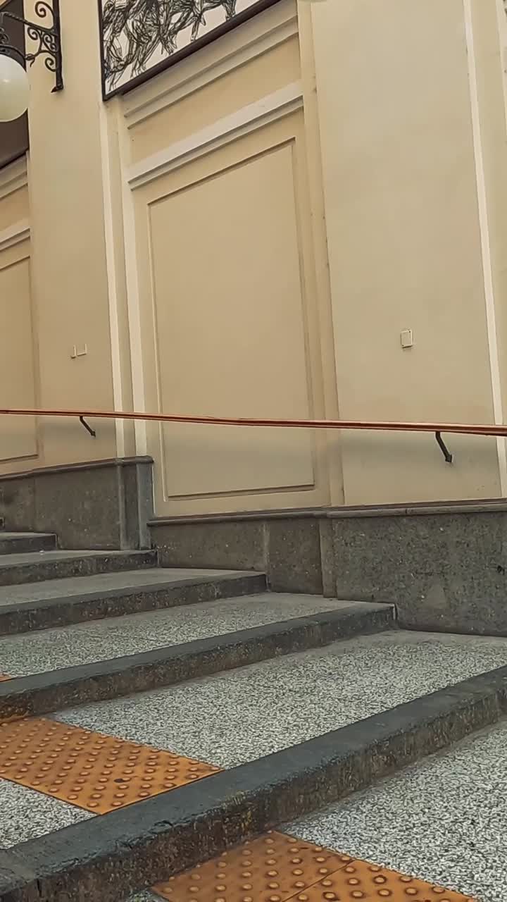 las puertas del tren abiertas en la plataforma de la estación de nápoles.