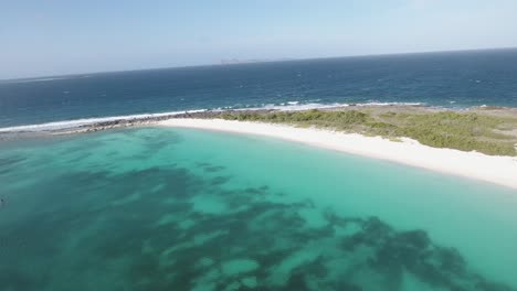 MAN-Freestyle-KITESURF-jumping-at-Caribbean-SEA