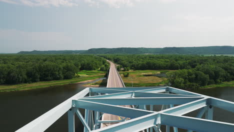 Sobrevolar-El-Puente-De-Armadura-Del-Puente-Wabasha-nelson-En-Wabasha,-Minnesota,-Estados-Unidos