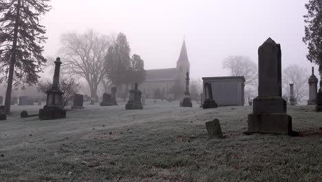 Espeluznante-Cementerio-De-La-Iglesia-Vieja-En-Una-Mañana-Helada-De-Niebla-4k