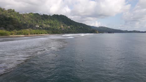 Dos-Surfistas-En-Playa-Dominical-En-Costa-Rica-En-Un-Día-Nublado