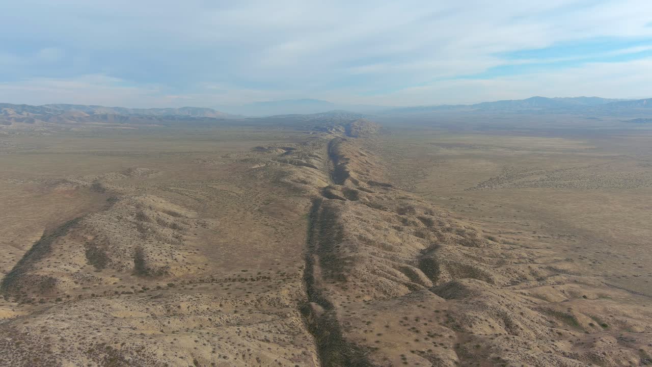 hermosa antena sobre la falla del terremoto de san andreas en la llanura de carrizo en el centro de california