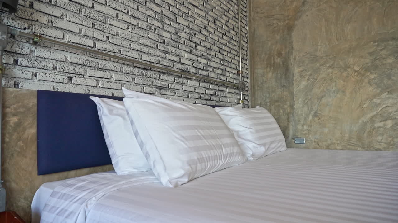 크고 편안한 호텔 침대가 피곤한 여행자를 기다립니다