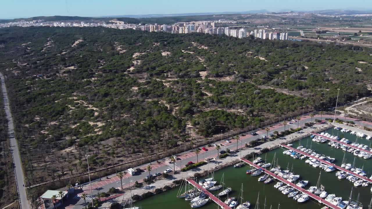 panorámica aérea de la ciudad de guardamar del segura y el puerto de marina de las dunas