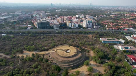 Seitliche-Drohnenaufnahme-Der-Cuicuilco-Pyramide-In-Südmexiko-Stadt