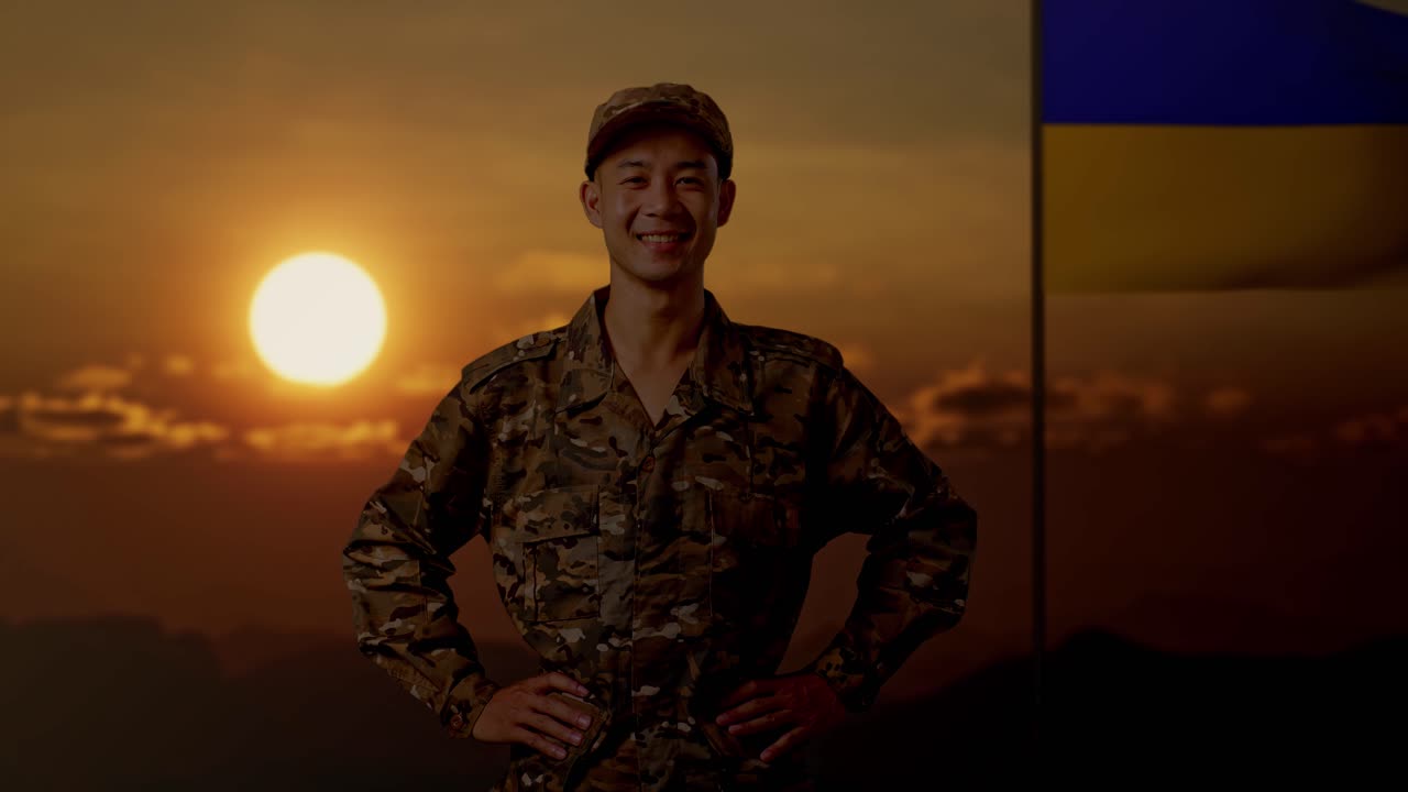 해가 지는 동안 미소 짓는 우크라이나 군인