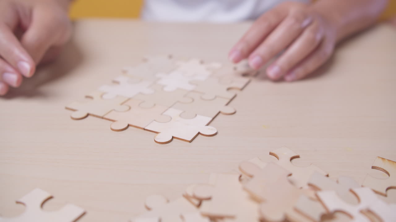 primer plano de la mano de la mujer que conecta el rompecabezas, las soluciones empresariales, el éxito y el concepto de estrategia