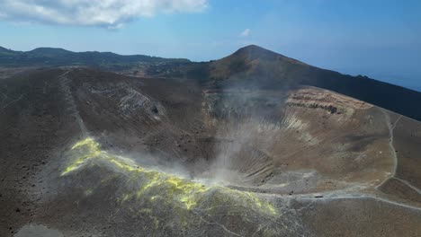 El-Cráter-De-La-Isla-De-Vulcano-Fuma-Vapor-Blanco-Amarillo-En-Las-Islas-Eolias,-Sicilia,-Italia---Antena-4k