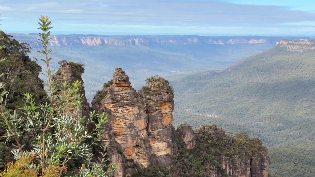 Inquadratura ampia e statica delle cime di arenaria delle Tre Sorelle che si affacciano sulla Jamison Valley in Australia.