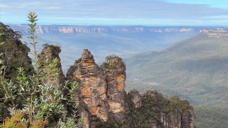 Inquadratura ampia e statica delle cime di arenaria delle Tre Sorelle che si affacciano sulla Jamison Valley in Australia.
