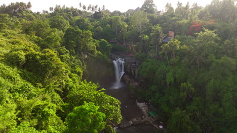 Tegenungan-Waterfall-in-Ubud-jungle,-Bali-in-Indonesia