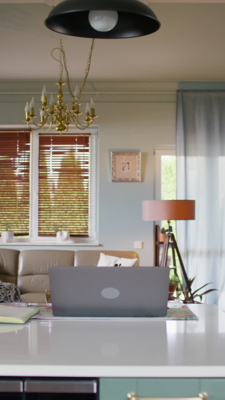 hombre trabajando desde casa en una cocina moderna