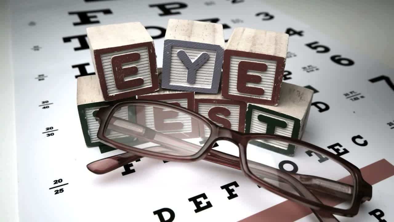 gafas rojas cayendo sobre la prueba de ojos