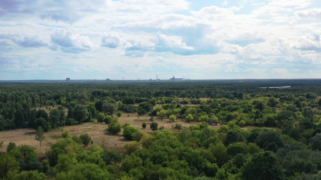 vista aérea del valle y el bosque con el sarcófago del reactor 4 de la central nuclear de chernobyl en la distancia
