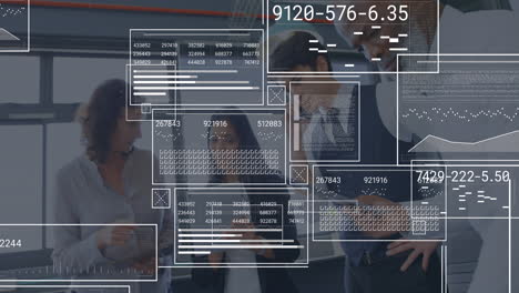 animación de rectángulos con números, barras de carga, datos, gráficos, diversos compañeros de trabajo analizando el informe.